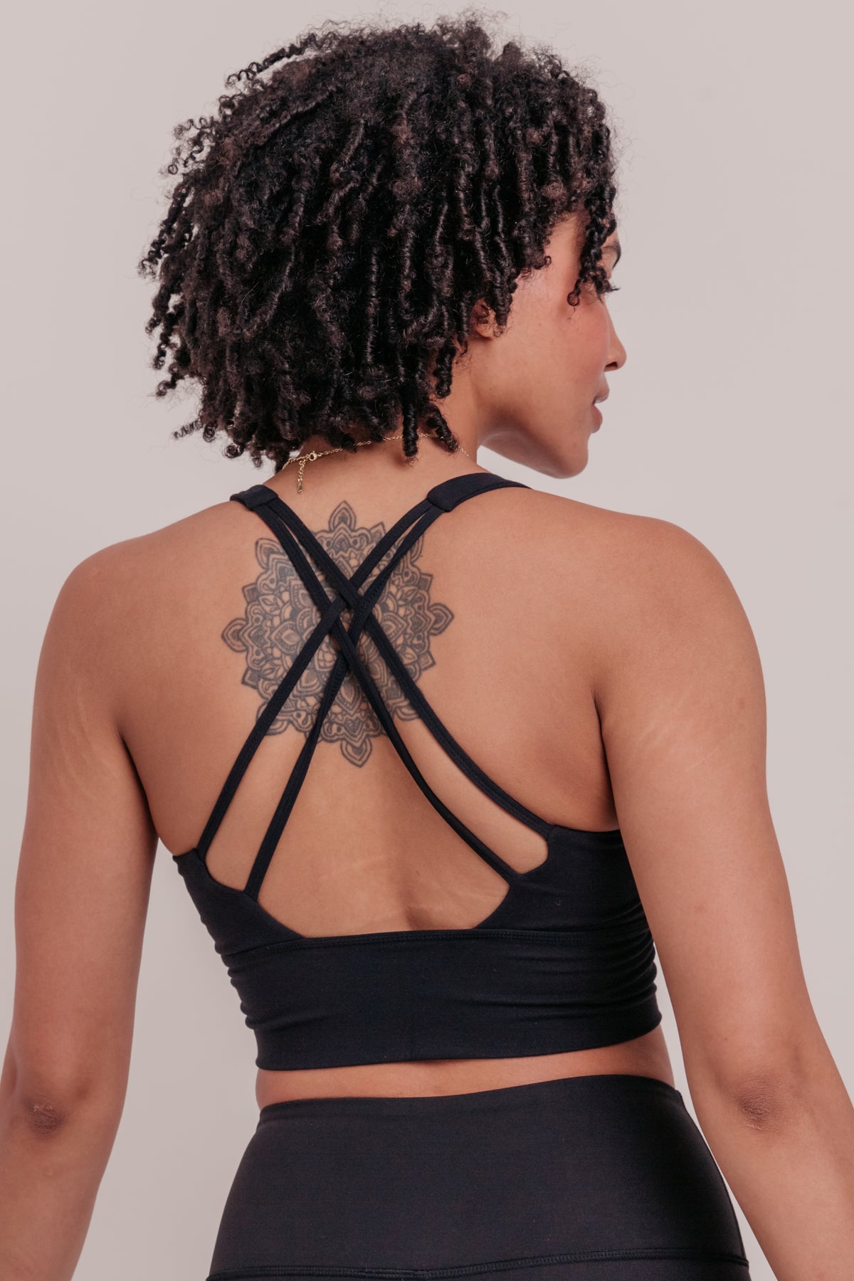 Anna Strappy Sports Bra - Black-Araa Active